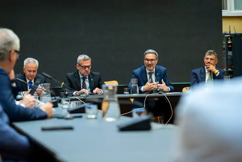 Il segretario generale Eros Magnago (da sinistra), l'assessore Christian Bianchi, il presidente della Provincia Arno Kompatscher e l'assessore Daniel Alfreider hanno incontrato i rappresentanti del Comitato di coordinamento prezzi. (Foto: USP/Fabio Brucculeri)