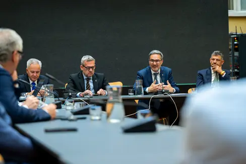 Generalsekretär Eros Magnago (von links), Landesrat Christian Bianchi, Landeshauptmann Arno Kompatscher, Landesrat Daniel Alfreider sprachen mit den Vertreterinnen und Vertretern des Richtpreiskoordinierungsausschusses. (Foto: LPA/Fabio Brucculeri)