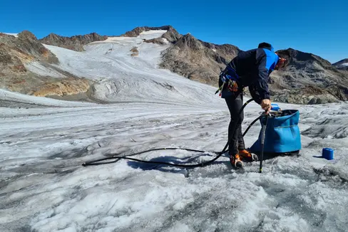 Manutenzione della rete di monitoraggio (lavori di perforazione) sul Ghiacciaio di Malavalle lo scorso 9 agosto (Foto: Ufficio idrologia e dighe/Roberto Dinale)