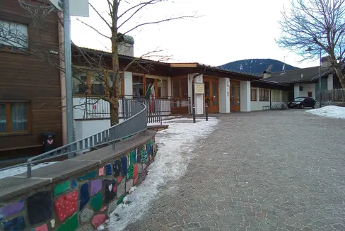 Das Gebäude des Schulsprengels Nonsberg, zu dem die vier Schulstellen Laurein, Proveis, St. Felix und Unsere Liebe Frau im Walde gehören. (Foto: Bildungsdirektion/Helmuth Ausserer)