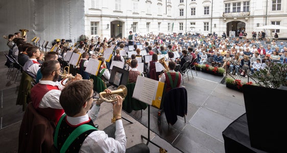 Il concerto di chiusura in Tirolo (in foto quello del 2024) è tradizionalmente parte dei Concerti Promenade di Innsbruck. (Foto: Land Tirolo/Die Fotografen)
