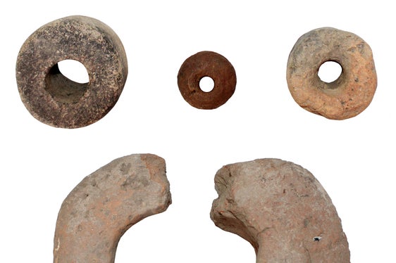 Die am Galgenbichl gefundenen Webgewichte lassen darauf schließen, dass in der Siedlung auch Textilien hergestellt wurden. (Foto: LPA/Amt für Archäologie)