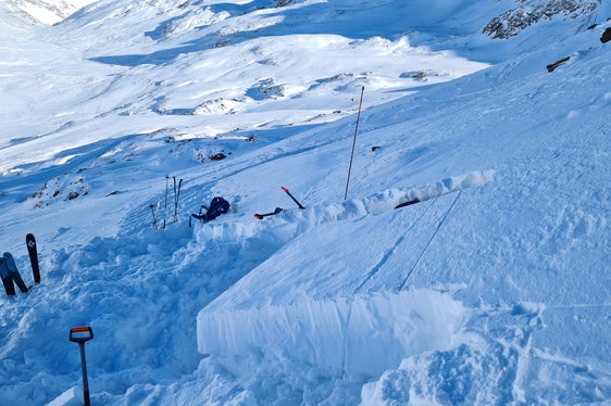 Zu den Schneedeckenuntersuchungen gehören immer auch Stabilitätsuntersuchungen, um zu sehen, wie gut einzelne Schneeschichten untereinander verbunden sind. (Foto: LPA/Landesamt für Meteorologie und Lawinenwarnung)