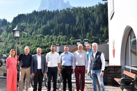 Impegnati per una mobilità sostenibile sulle Dolomiti: Christina Demetz, Christoph Vinatzer, Roland Demetz, l'assessore Daniel Alfreider, Lukas Demetz, Tobia Moroder, Ambros Hofer e Andreas Schenk (Foto: ASP/Angelika Schrott)