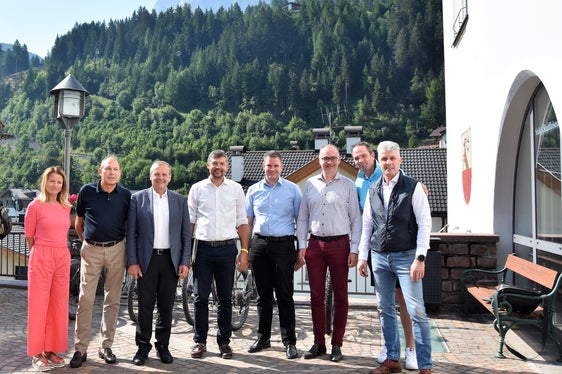 Im Einsatz für mehr sanfte Mobilität in den Dolomiten: Christina Demetz, Christoph Vinatzer, Roland Demetz, Landesrat Daniel Alfreider, Lukas Demetz, Tobia Moroder, Ambros Hofer und Andreas Schenk. (Foto: LPA/Angelika Schrott)