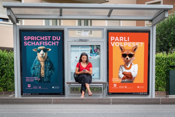 Con una campagna plurilingue, la Provincia richiama l'attenzione sull'offerta formativa linguistica e sull'esame di bilinguismo: nel 2024 già oltre 15.000 partecipanti. (Foto: USP)