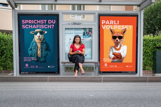 Con una campagna plurilingue, la Provincia richiama l'attenzione sull'offerta formativa linguistica e sull'esame di bilinguismo: nel 2024 già oltre 15.000 partecipanti. (Foto: USP)