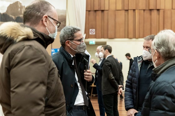 Tourismus und Mobilität standen beim ersten Info- und Diskussionsabend zur Nachhaltigkeit bei den Gesprächen mit den Anwesenden im Mittelpunkt. (Foto: LPA/Tiberio Sorvillo)