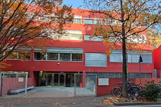 Giornata delle porte aperte, sabato (2 dicembre), al liceo scientifico in lingua tedesca Bolzano in via Fago. Alle ore 10 verrà presentata alla stampa e alla cittadinanza la nuova sezione internazionale che partirà dal 1° settembre 2024 (Foto: ASP/Verena Hilber)