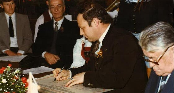 La Rete è stata fondata nel 1984. Nella foto: (da destra) la firma dell'accordo col capitano del Tirolo Eduard Wallnöfer e l'assessore all'Agricoltura della Provincia autonoma di Bolzano Luis Durnwalder. (Foto: Land Tirolo)