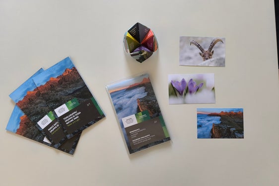 Zum Naturparkjubiläum sind eine vollständig überarbeitete Wanderkarte im Maßstab 1:25.000, ein aktualisiertes Faltblatt und eine neue Postkartenserie zum Naturpark Texelgruppe sowie das Naturpark-Himmel-Hölle-Spiel erschienen. (Foto: LPA/Landesamt für Natur)