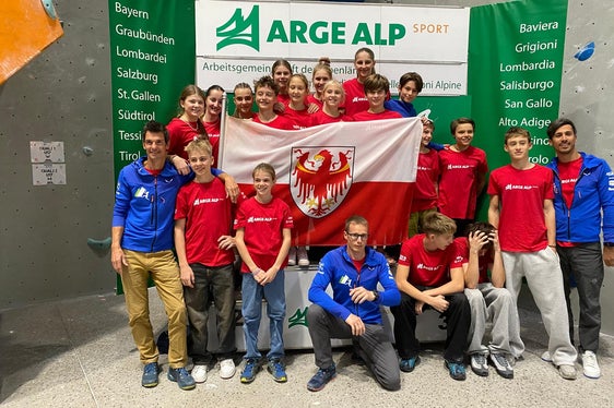 Foto di gruppo per la spedizione altoatesina a Salisburgo, guidata da Berthold Gamper, Hannes Mantinger e Philipp Calovi della sezione arrampicata sportiva dell'Alpenverein Südtirol)