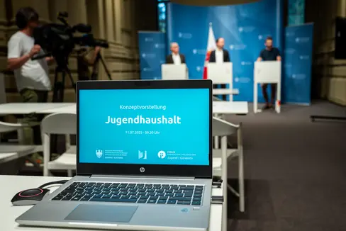 Im Sommer 2025 wurde das Projekt Jugendhaushalt vorgestellt, nun beteiligten sich erstmals 15 Gemeinden daran. Am 7. Jänner wird die Vorgehensweise vorgestellt. (Foto: LPA/Fabio Brucculeri)