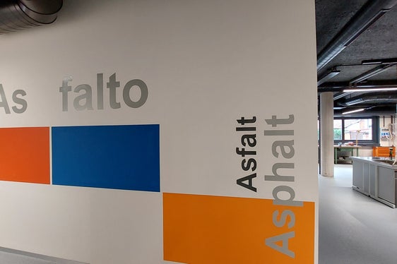 Das Amt für Geologie und Baustoffprüfung führt seit vielen Jahren Analysen im Asphaltsektor durch, um eine einwandfreie Qualität der Materialien zu gewährleisten. (Foto: LPA/Igor Cocca)