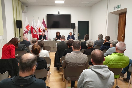 Die Vorstellung des Geschichtsbuches Tirol Südtirol Trentino. Ein historischer Überblick durch den Historiker Carl Romeo, Elisa Bertò von der Euregio und Museumsdirektor Giuseppe Ferrandi (Foto: Euregio)
