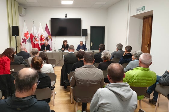 Die Vorstellung des Geschichtsbuches Tirol Südtirol Trentino. Ein historischer Überblick durch den Historiker Carl Romeo, Elisa Bertò von der Euregio und Museumsdirektor Giuseppe Ferrandi (Foto: Euregio)