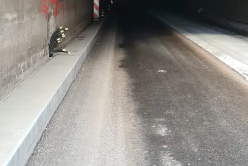 La strada della Val d'Ega tra Ponte Nova e Nova Levante è chiusa per consentire il risanamento di una galleria. Discussi gli interventi tra i tecnici provinciali ed i rappresentanti dei Comuni (Foto: ASP/Ripartizione strade)