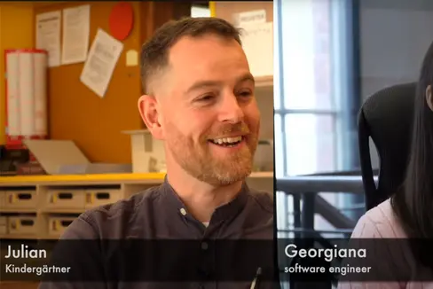 Julian und Georgiana stellen im Kurzinterview ihre Berufe als Kindergärtner und als Softwareingenieurin vor. (Screenshot: LPA)