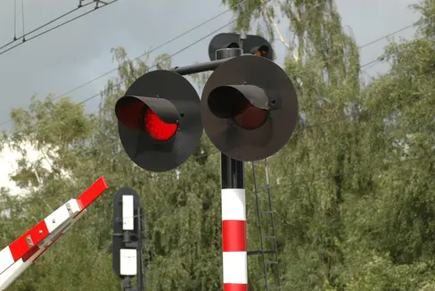 Die neue Brücke bei der Kreuzung der Pustertaler Staatsstraße nach Sexten soll den derzeitigen Bahnübergang überflüssig machen und so einen engeren Takt für Bahnfahren ermöglichen. (Foto: Pixabay)