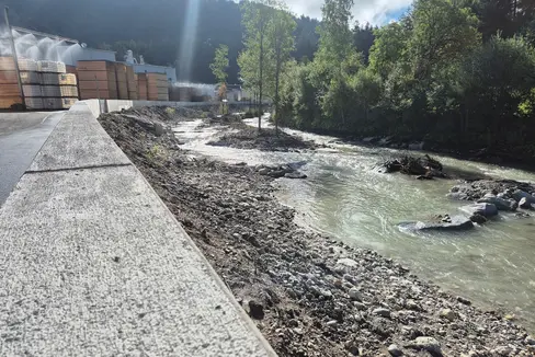 Das Landesamt für Wildbach- und Lawinenverbauung Ost hat an der Rienz in der Industriezone Olang-Niederrasen den Hochwasserschutz erhöht. (Foto: LPA/Landesamt für Wildbach- und Lawinenverbauung Ost in der Agentur für Bevölkerungsschutz)