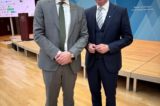 Vereinfachung bei Beitragsgewährungen, einheitlicher Hektarbetrag der Direktzahlungen, Risikovorsorge, Stärkung der landwirtschaftlichen Produktion: Diese und weitere Themen hat Landwirtschaftslandesrat Luis Walcher (rechts im Bild) beim Treffen der Coalition of AgriRegions und im direkten Gespräch mit EU-Kommissar Christophe Hansen in Brüssel besprochen. (Foto: LPA)