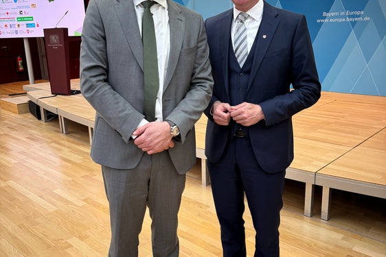 Semplificazione nella concessione dei contributi, importo unitario per ettaro dei pagamenti diretti, prevenzione dei rischi, rafforzamento della produzione agricola: questi e altri temi sono stati affrontati dall'assessore provinciale all'Agricoltura Luis Walcher (a destra) durante l'incontro della Coalition of AgriRegions e nel colloquio con il commissario europeo Christophe Hansen. (Foto: USP)