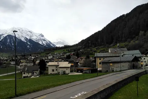 Die Landesregierung hat beschlossen, die grenzüberschreitende Busverbindung zwischen Mals und Müstair (im Bild) in der Schweiz bis Dezember 2025 weiterzuführen. (Foto: LPA/Angelika Schrott)