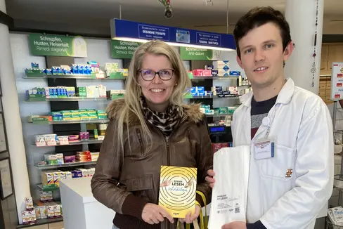 Lesen und Schreiben sind keine rein schulischen Fertigkeiten – sie sind eine Grundvoraussetzung für gesundheitliche Selbstbestimmung. Wer einen Beipackzettel nicht versteht oder online keinen Arzttermin buchen kann, ist in seiner Gesundheitsversorgung strukturell benachteiligt. (Foto: KVW Bildung)