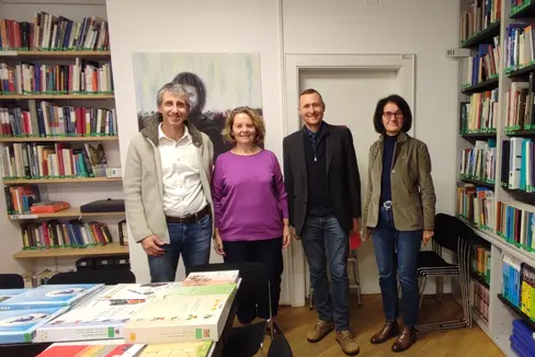 L sëurastant dla Scola ladina de Fascia Federico Corradini cun la Ntendënta Edith Ploner, l diretëur de repartizion Mathias Stuflesser y la culaburadëura dl Ciamp pedagogich Erna Flöss. (Foto: USP)