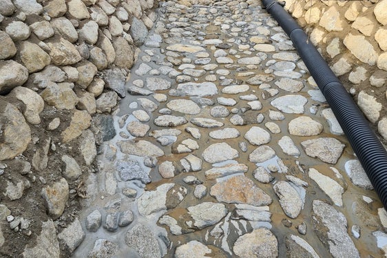 Nel corso dell'intervento, gli operai hanno ampliato e allargato la sezione trasversale di drenaggio nei primi 120 metri sopra il ponte, hanno demolito le barriere danneggiate e hanno abbassato il letto del torrente. (Foto: ASP/Ufficio Sistemazione bacini montani Ovest)