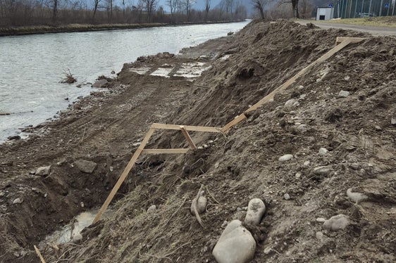 L’Ufficio Sistemazione bacini montani sud ha realizzato all’altezza del Safety Park di Vadena un muro ciclopico di contenimento lungo circa 250 metri e notevolmente più alto (otto metri); i lavori dovrebbero concludersi prima di Pasqua. (Foto: USP/Ufficio Sistemazione bacini montani sud dell’Agenzia per la Protezione civile)