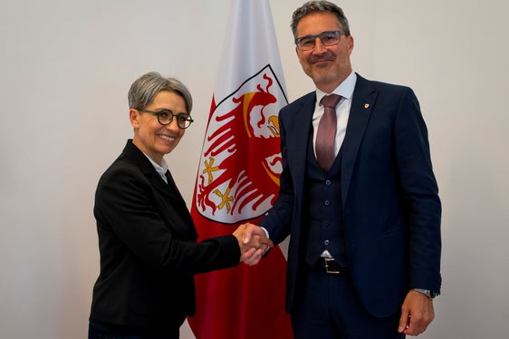 La consigliera di parità Brigitte Hofer e il presidente Arno Kompatscher puntano a lavorare in sinergia a un cambiamento culturale per una maggiore uguaglianza. (Foto: ASP/Fabio Brucculeri)