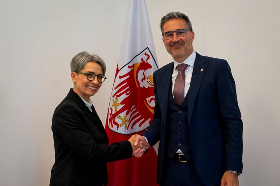 La consigliera di parità Brigitte Hofer e il presidente Arno Kompatscher puntano a lavorare in sinergia a un cambiamento culturale per una maggiore uguaglianza. (Foto: ASP/Fabio Brucculeri)