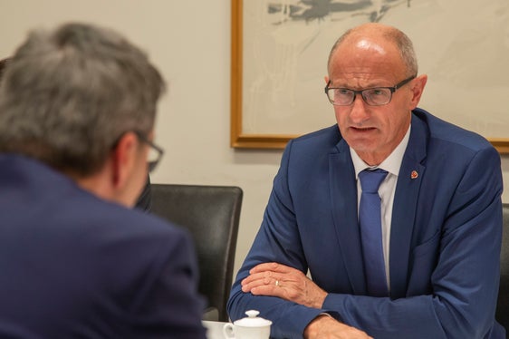 Bildung und Forschung, Gesundheit, Ökologie, Verkehr und Transit: Dies sind laut den Landeshauptleuten Mattle (r.) und Kompatscher die Schwerpunkte der Zusammenarbeit zwischen den Ländern Tirol und Südtirol. (Foto: LPA/Fabio Brucculeri)