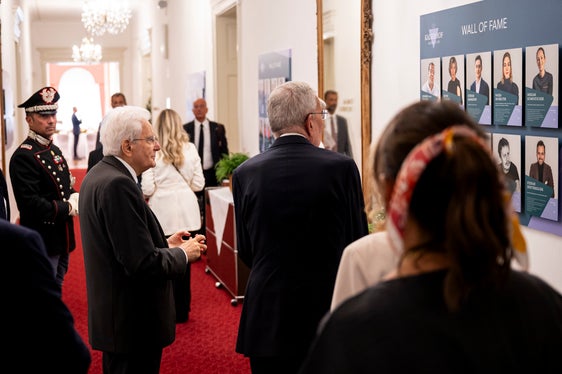 Il Presidente della Repubblica Mattarella ha mostrato grande interesse per la scuola, che il presidente della Provincia Arno Kompatscher gli ha fatto visitare. (Foto: USP/Fabio Brucculeri)