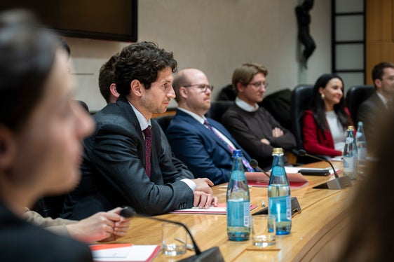 Zur Sprache kamen unter anderem Migration, Lebenshaltungskosten und Lohnentwicklung, leistbares Wohnen, Fachkräftemangel und Energiewende. (Foto: LPA/Fabio Brucculeri)
