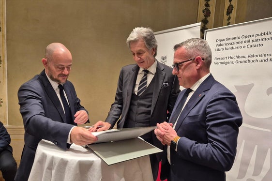 La firma che sancisce il passaggio formale alla Provincia. Nella foto, da sinistra, il direttore del Dipartimento Opere pubbliche, Valorizzazione del patrimonio, Libro fondiario e Catasto, Daniel Bedin, il presidente del Consiglio di Amministrazione della Cassa di Risparmio di Bolzano, Gerhard Brandstätter, e l'assessore provinciale alle Opere pubbliche, Valorizzazione del patrimonio, Libro fondiario e Catasto, Christian Bianchi. (Foto: USP/Gianluca Crocco)