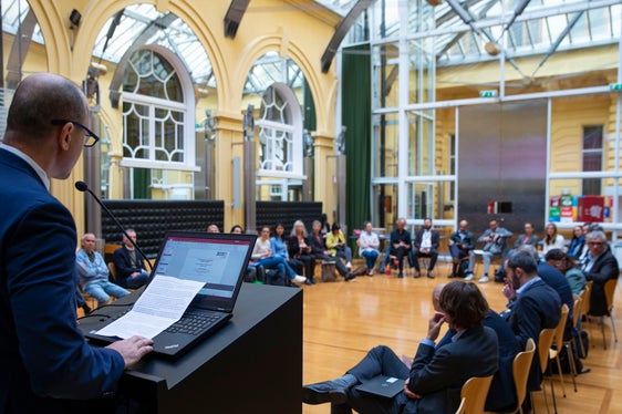 Durante il workshop, i portatori di interesse hanno discusso i primi risultati e analizzato le raccomandazioni dell'OCSE, ha riferito Klaus Egger (a sinistra), rappresentante speciale per la sostenibilità della Provincia autonoma di Bolzano. (Foto: ASP/Fabio Brucculeri)