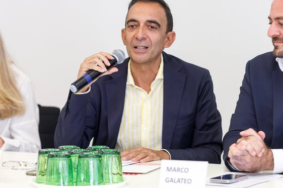 Antonio Lampis (neben Landesrat Galateo) unterstrich, dass der Piero-Siena-Preis Kunstschaffenden in Südtirol neue Möglichkeiten eröffnen soll. (Foto: LPA/Tiberio Sorvillo)