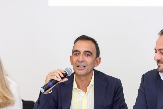 Il direttore Antonio Lampis (a fianco del vicepresidente Galateo) ha ricordato che il Premio Siena nasce con l’intento di costruire nuove opportunità per le artiste e gli artisti del territorio (Foto: ASP/Tiberio Sorvillo)