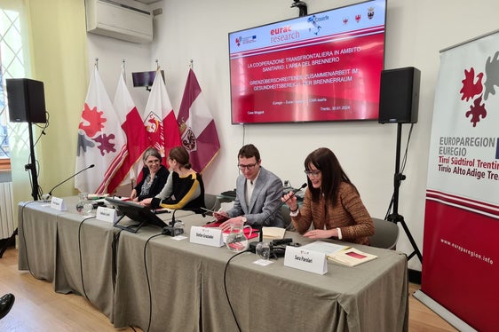 Da sinistra Esther Happacher (Università di Innsbruck), Raffaella Coletti di CNR-ISSiRFA (Istituto di Studi Sui Sistemi Regionali Federali e sulle Autonomie), Stefan Graziadei (Euregio) e Sara Parolari di Eurac Research. (Foto: Archivio Ufficio stampa Provincia autonoma di Trento)