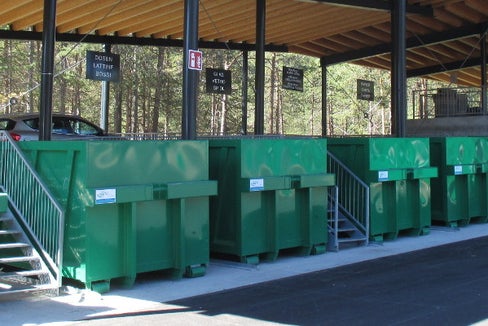In futuro i criteri per l’accettazione dei beni riutilizzabili nei centri di riciclaggio verranno stabiliti dal Comune competente. Nella foto l'impianto di Marebbe (Foto: ASP/Agenzia provinciale per l'ambiente e la tutela del clima)