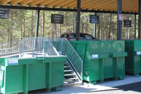 Die Landesregierung hat die Richtlinien für die Annahme von wiederverwendbaren Gütern auf Recyclinghöfen genehmigt. Im Bild der Recyclinghof der Gemeinde Enneberg. (Foto: LPA/Landesagentur für Umwelt und Klimaschutz)