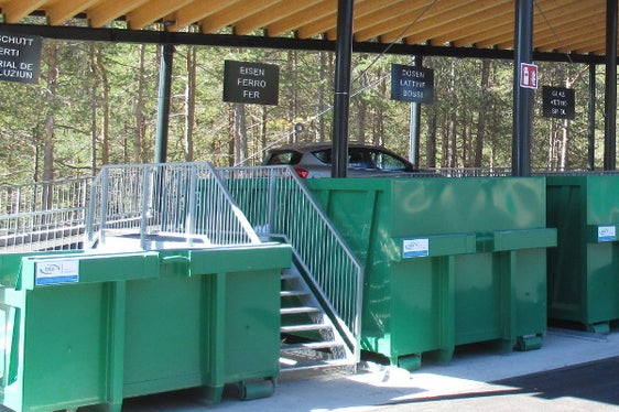 In futuro i criteri per l’accettazione dei beni riutilizzabili nei centri di riciclaggio verranno stabiliti dal Comune competente. Nella foto l'impianto di Marebbe (Foto: ASP/Agenzia provinciale per l'ambiente e la tutela del clima)