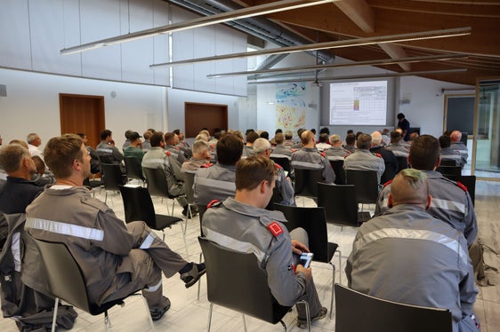 I vigili del fuoco devono sapere con cosa hanno a che fare in caso di emergenza. Molti vigili del fuoco volontari erano presenti all'evento informativo di Silandro. (Foto: ASP/Noemi Prinoth)