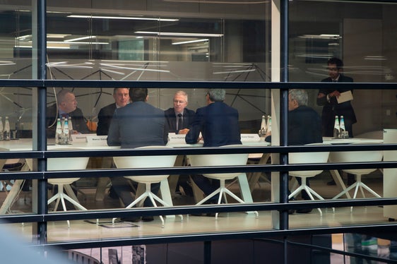 All'incontro tra il presidente Kompatscher e il ministro Urso hanno partecipato anche l'onorevole Dieter Steger, il vicepresidente della Provincia Marco Galateo (di spalle) e (di fronte) il senatore Alessandro Urzì e il commissario del Governo Vito Cusumano. (Foto: ASP/Fabio Brucculeri)