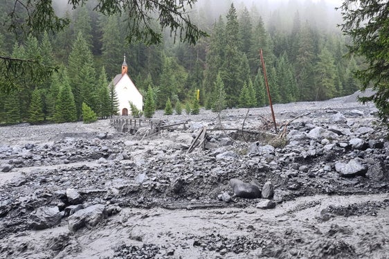 Nelle ultime ore si sono verificate diverse colate detritiche (Foto: ASP/Ufficio Sistemazione bacini montani ovest)