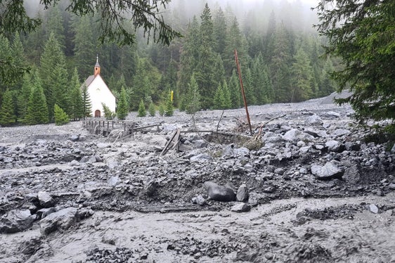 Nelle ultime ore si sono verificate diverse colate detritiche (Foto: ASP/Ufficio Sistemazione bacini montani ovest)
