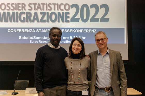 Matthias Oberbacher (sin.) e Fernando Biague (dx.) sono i responsabili della parte altoatesina dell'Annuario sull'immigrazione 2022, che hanno presentato oggi insieme alla responsabile dell'Ufficio di Coordinamento per l'Integrazione della Provincia, Daniela Zambaldi. (Foto: ASP/Claudia Corrent)