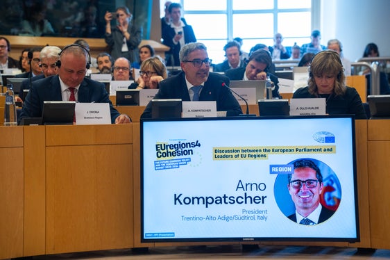 Laut Landeshauptmann Kompatscher geht es um Zusammenarbeit statt Fragmentierung, Vielfalt statt Ausgrenzung, Dialog statt Polarisierung und Kompromiss statt Mehrheitsdenken. (Foto: LPA/Mirco Paradiso)